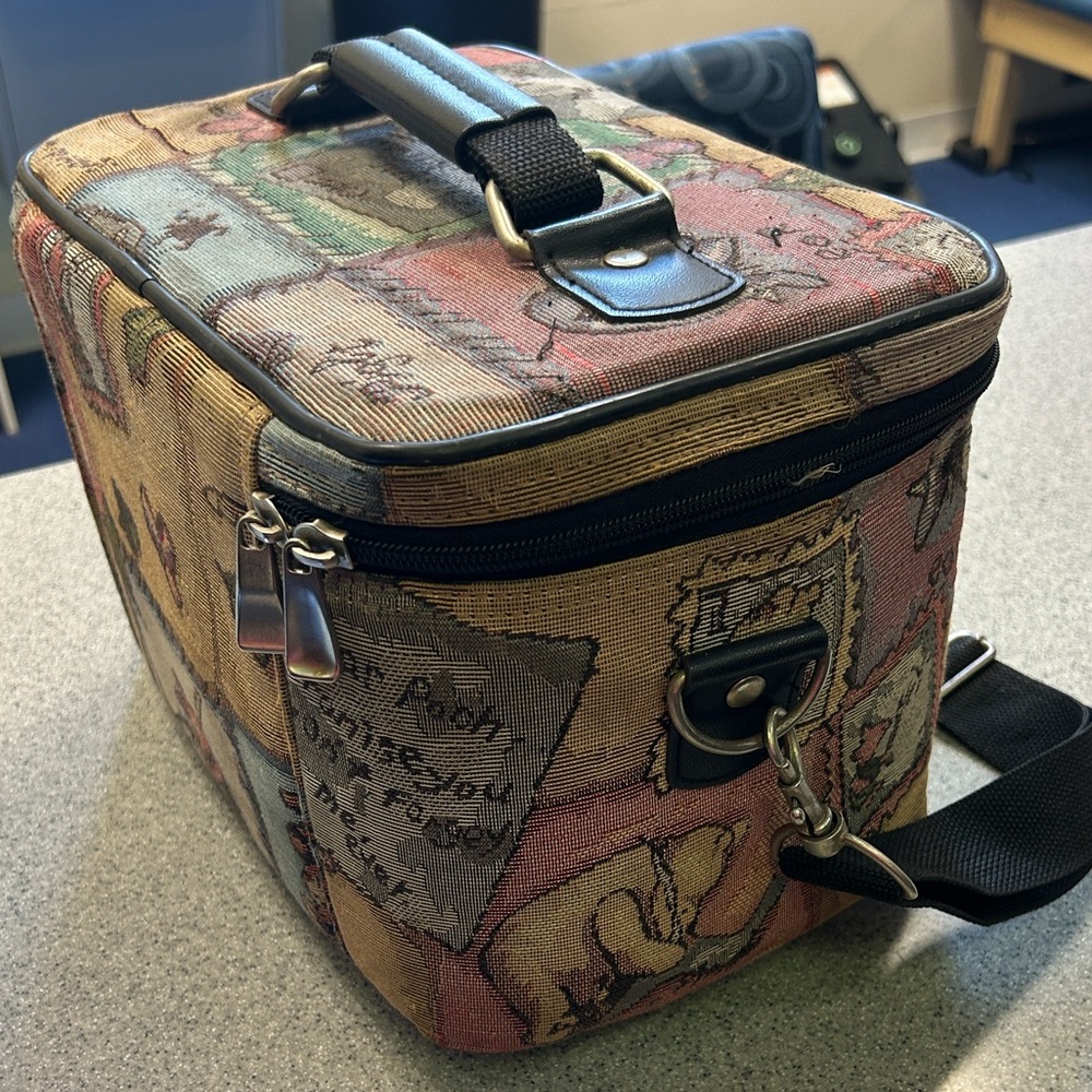 RARE Winnie the Pooh DISNEY Colorful Tapestry TRAVEL Bag VINTAGE - Picture 5 of 5